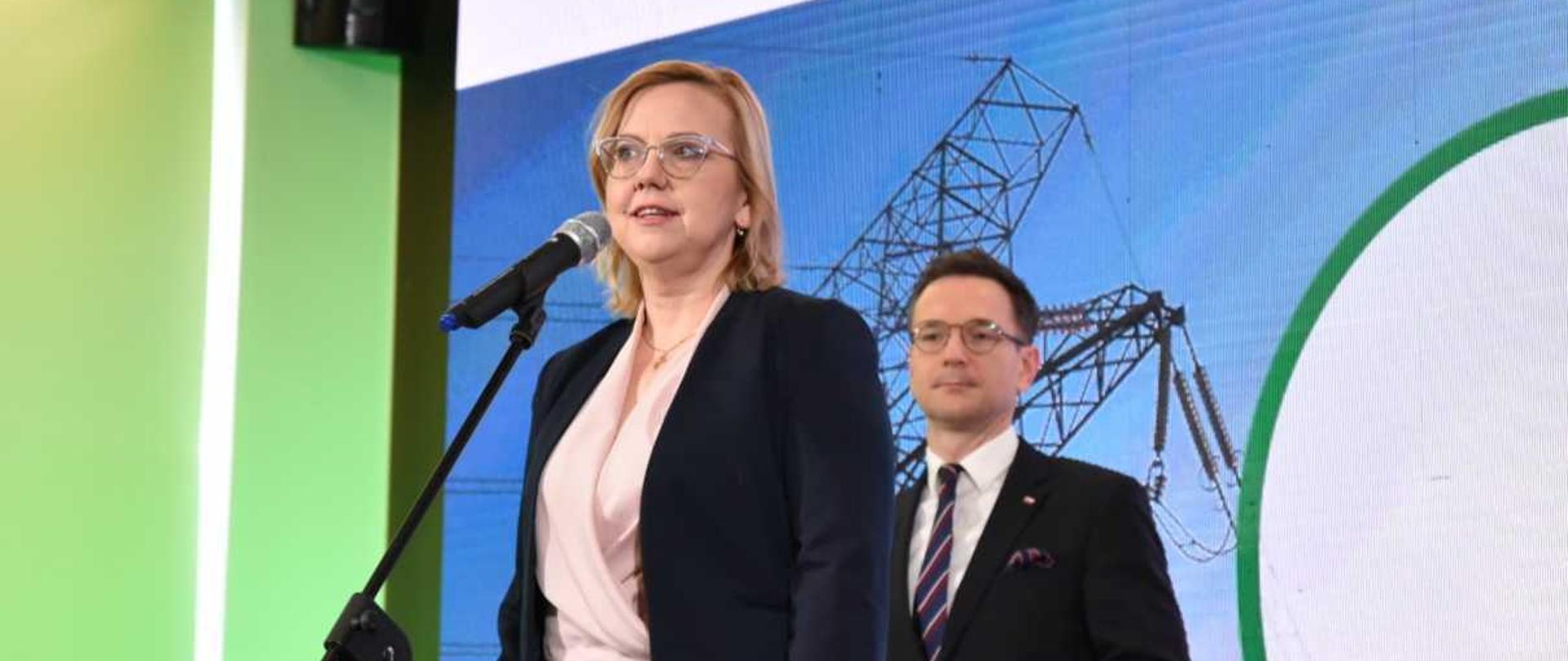 Minister Anna Moskwa na konferencji prasowej dot. inauguracji programu „Pomoc dla sektorów energochłonnych związana z nagłymi wzrostami cen gazu ziemnego i energii elektrycznej w 2022 r.”