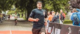 Zdjęcie przedstawia mł. ogn. Macieja Malec dobiegającego do mety biebu
