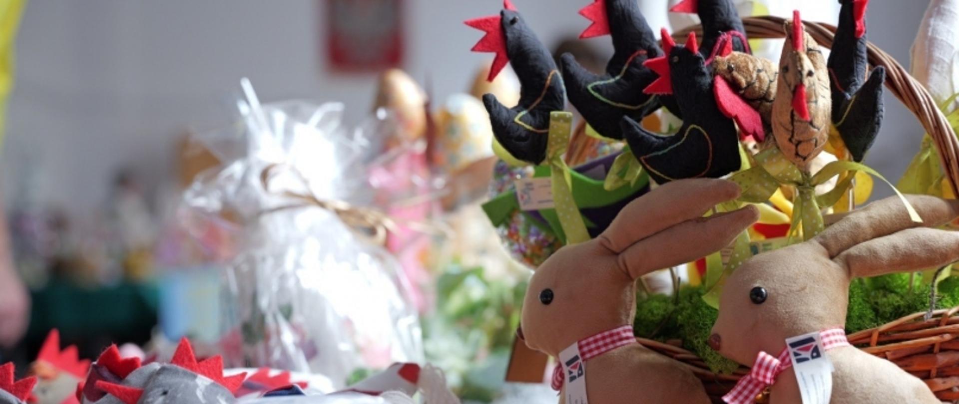 Na zdjęciu widać wykonane ręcznie ozdoby Wielkanocne dostępne podczas kiermaszu.