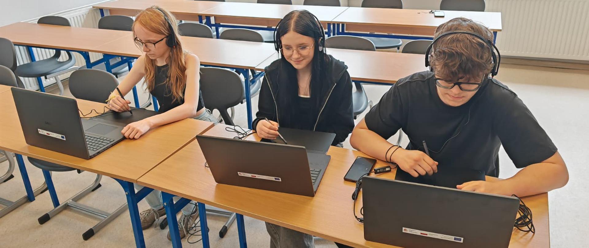 Uczniowie przy komputerach