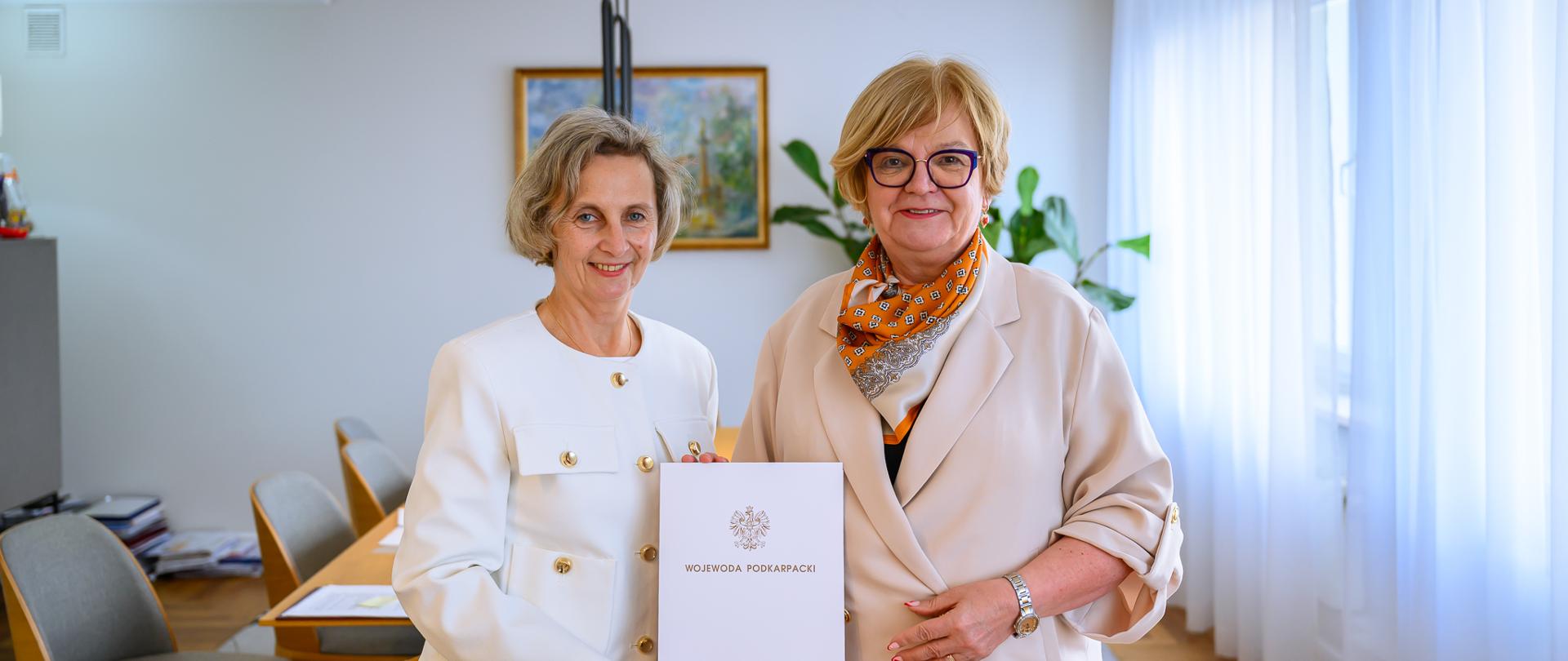 Zdjęcie przedstawia wojewodę podkarpackiego Teresę Kubas-Hul i konsultanta wojewódzkiego w dziedzinie pielęgniarstwa epidemiologicznego 