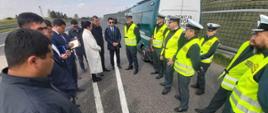 Wizyta delegacji z Uzbekistanu w punkcie kontroli pojazdów wykorzystywanym przez inspektorów mazowieckiej Inspekcji Transportu Drogowego. Zagraniczni goście zapoznali się z najnowocześniejszym sprzętem kontrolnym, sposobem działania systemu preselekcji wagowej i procedurą kontroli pojazdów ciężarowych.
