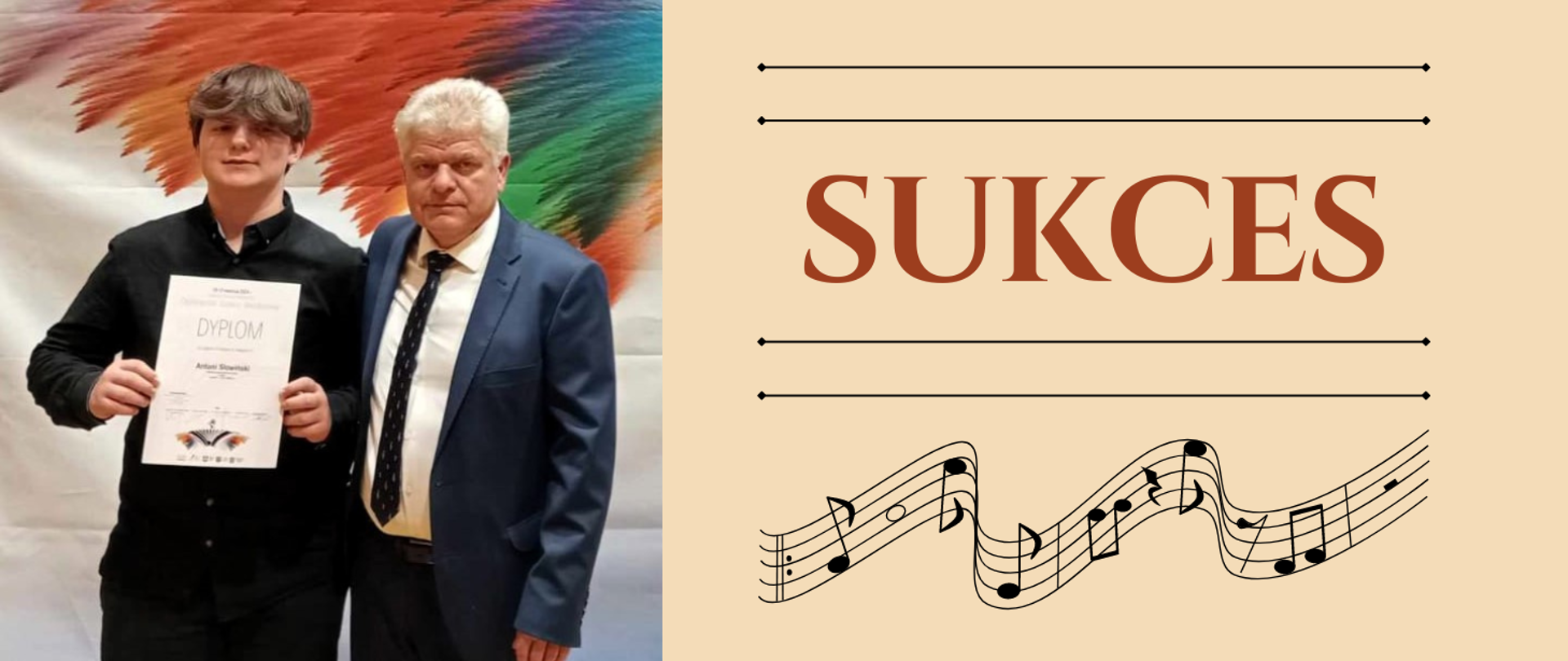 uczeń z dyplomem, obok nauczyciel stojący na tle baneru konkursowego