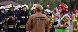 Zdjęcie przedstawia strażaków oraz przedstawicieli innych służb koordynujących działania