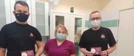 Na zdjęciu komendant powiatowy i pracownik KP PSP w Nowym Targu oraz pielęgniarka, która wykonuje szczepienia przeciwko COVID