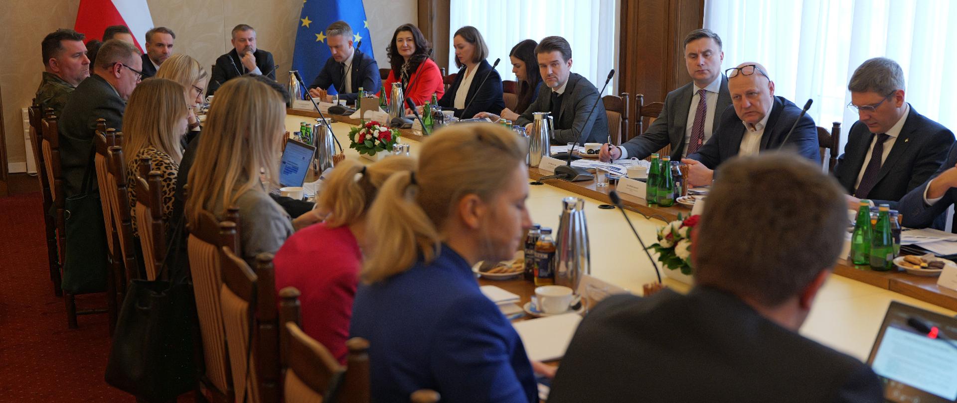 Członkowie Zespołu siedzą wokół okrągłego stołu. 