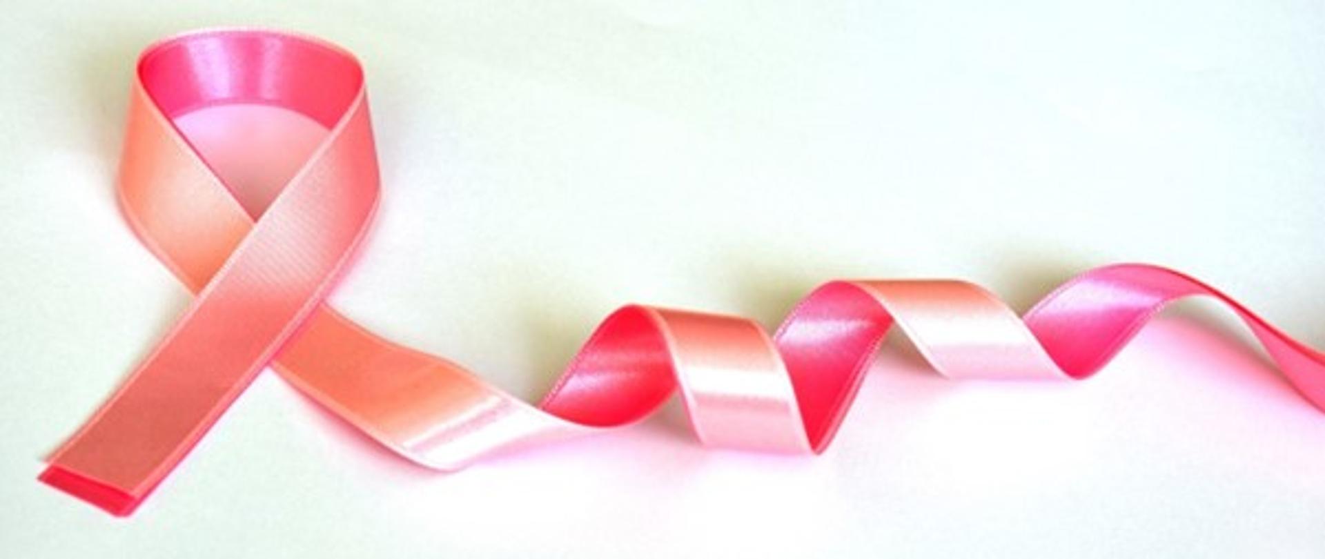 Różowa wstążka ułożona w kokardkę symbolizującą solidarność z chorymi na raka jajnika