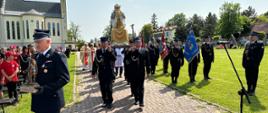 VI Diecezjalna Pielgrzymka Strażaków do Sanktuarium Matki Bożej Saletyńskiej w Dębowcu. Strażacy niosą figurę Matki Bożej Saletyńskiej.
