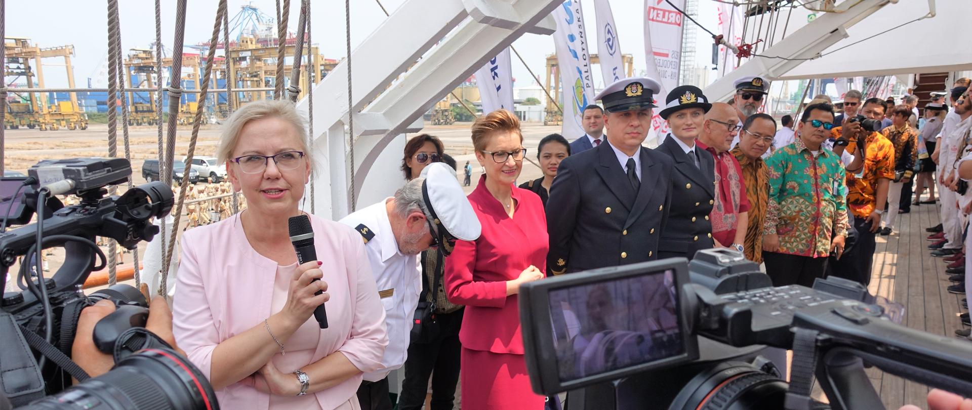 Minister Anna Moskwa udziela wywiadu na pokładzie Daru Młodzieży