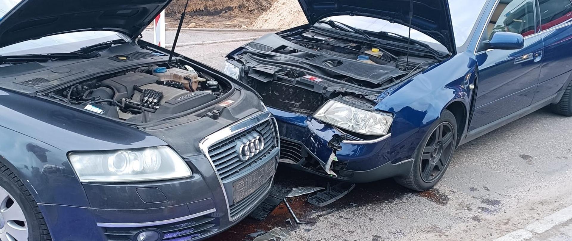 Zdjęcie przedstawia dwa pojazdy osobowe które mają uszkodzone przody pojazdów