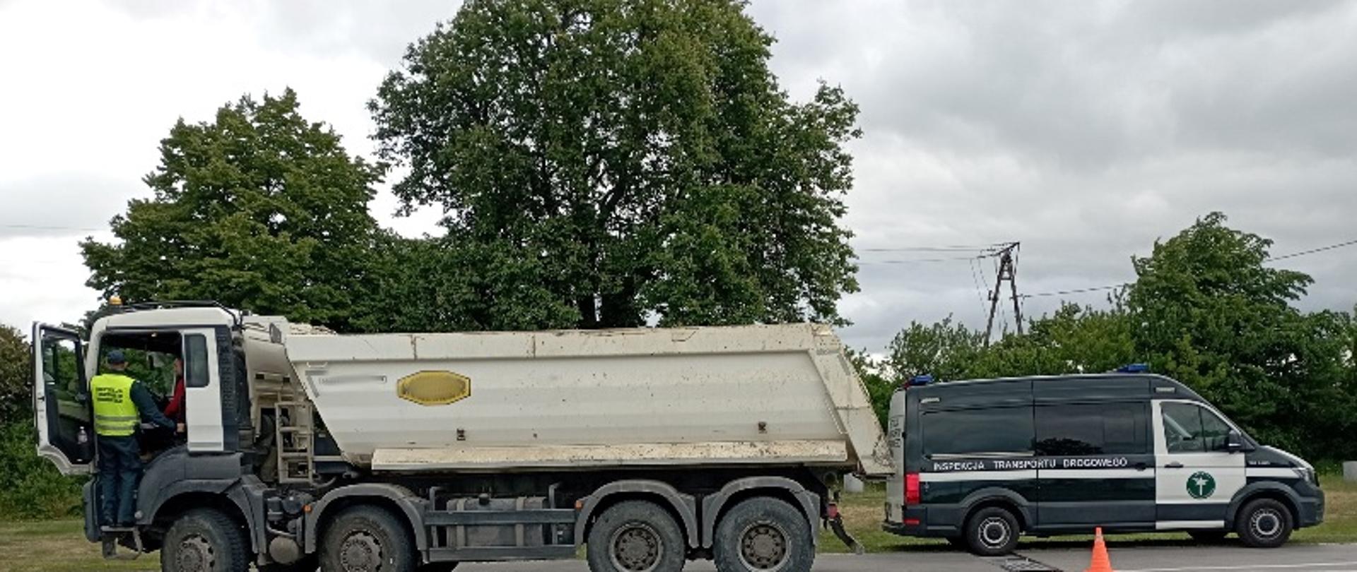 Widok zatrzymanego do kontroli pojazdu 