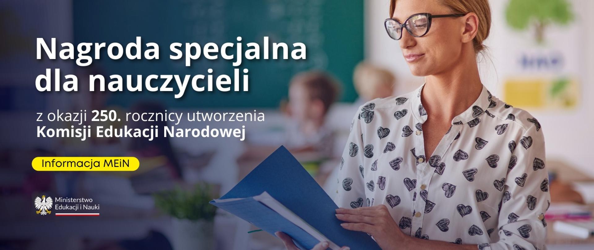 Nauczycielka w klasie patrzy na dziennik, w tle dzieci, obok napis Nagroda specjalna dla nauczycieli z okazji 250. rocznicy utworzenia Komisji Edukacji Narodowej.