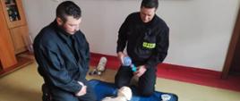 Ratownicy OSP prowadzący resuscytację na manekinie