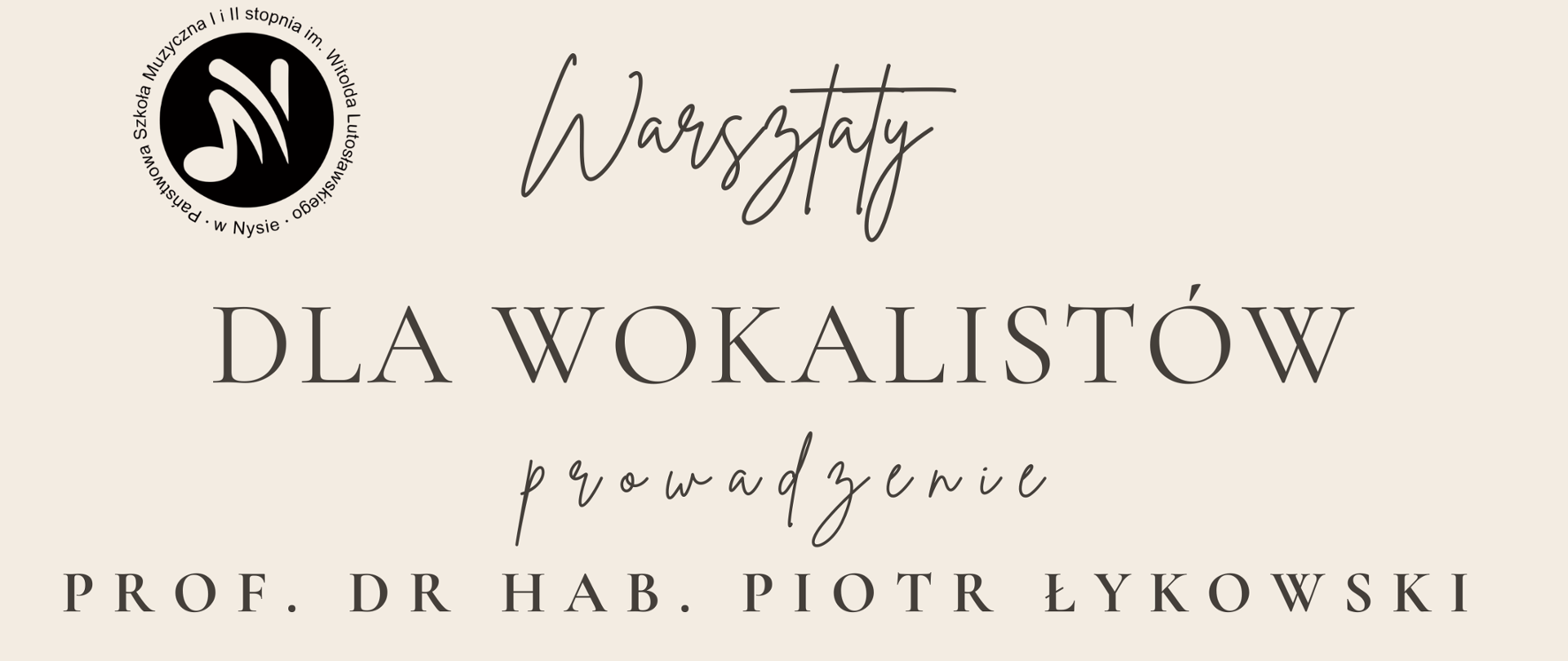 Plakat beżowy tło w lewym górnym rogu logo szkoły według ustalonego znaku centralnie fotografia przedstawiająca człowieka w czarnym garniturze stojącego tyłem na tle sceny i czerwonych bordowych opadających po bokach i u góry kurtyn napisy warsztaty dla wokalistów prowadzenie profesor doktor habilitowany Piotr Łykowski akademia muzyczna im Karola Lipińskiego we Wrocławiu 19 maja 2026 państwowa szkoła muzyczna pierwszego i drugiego stopnia imienia Witolda Lutosławskiego w Nysie sala koncertowa im Jerzego Kozarzewskiego
