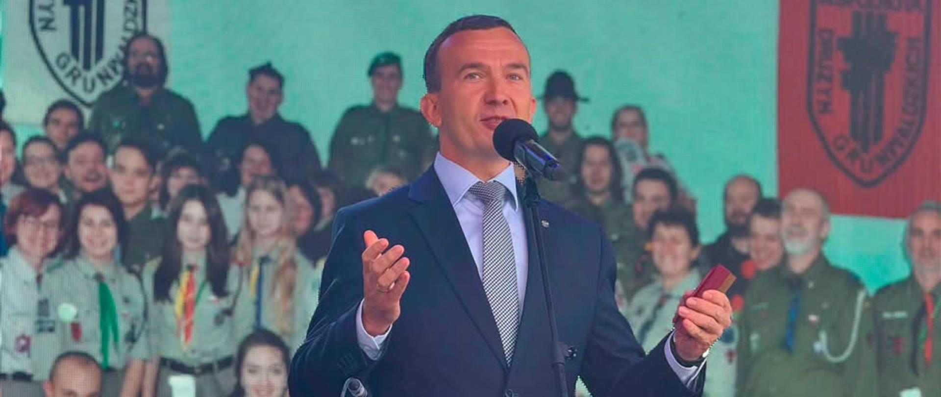 Wicewojewoda Mateusz Szauer na jubileuszu ZHP na Polach Grunwaldzkich