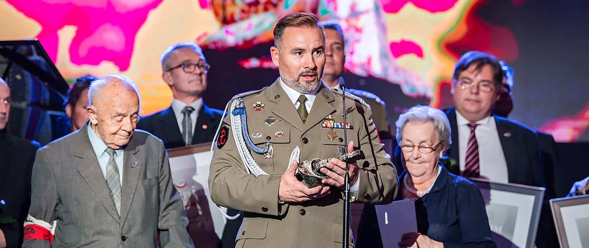 Jednostka Komandosów z Lublińca otrzymała nagrodę „WAWA Bohaterom”. To wyjątkowe wyróżnienie przyznawane jest osobom, organizacjom oraz instytucjom, które pomagają kombatantom, a szczególnie Powstańcom Warszawskim.