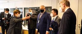 Minister rozwoju i technologii Piotr Nowak podczas spotkania z Dyrektor Zarządzającą Międzynarodowego Funduszu Walutowego Kristaliną Georgiewą, trzeci od prawej stoi wicepremier i minister aktywów państwowych Jacek Sasin