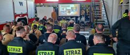 Strażacy podczas prelekcji szkoleniowej w remizie OSP.