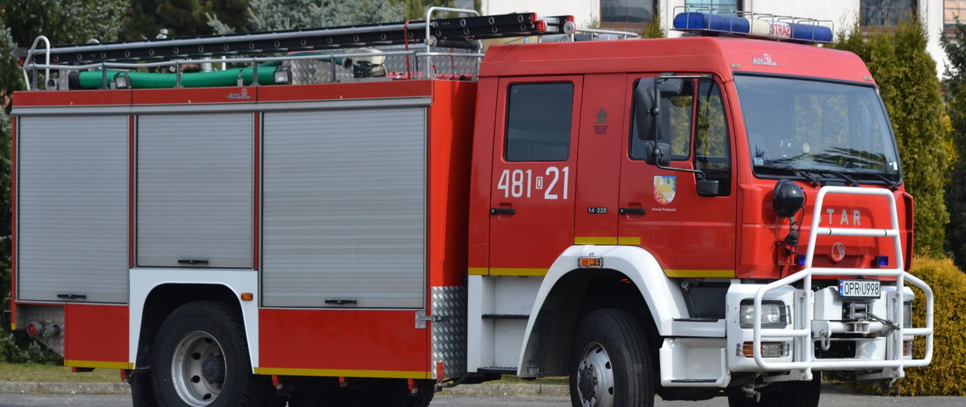 Średni samochód gaśniczy z autopompą o wydajności 1600 l/min. Pojemność zbiornika wody wynosi 2,5 m3 (4x4).