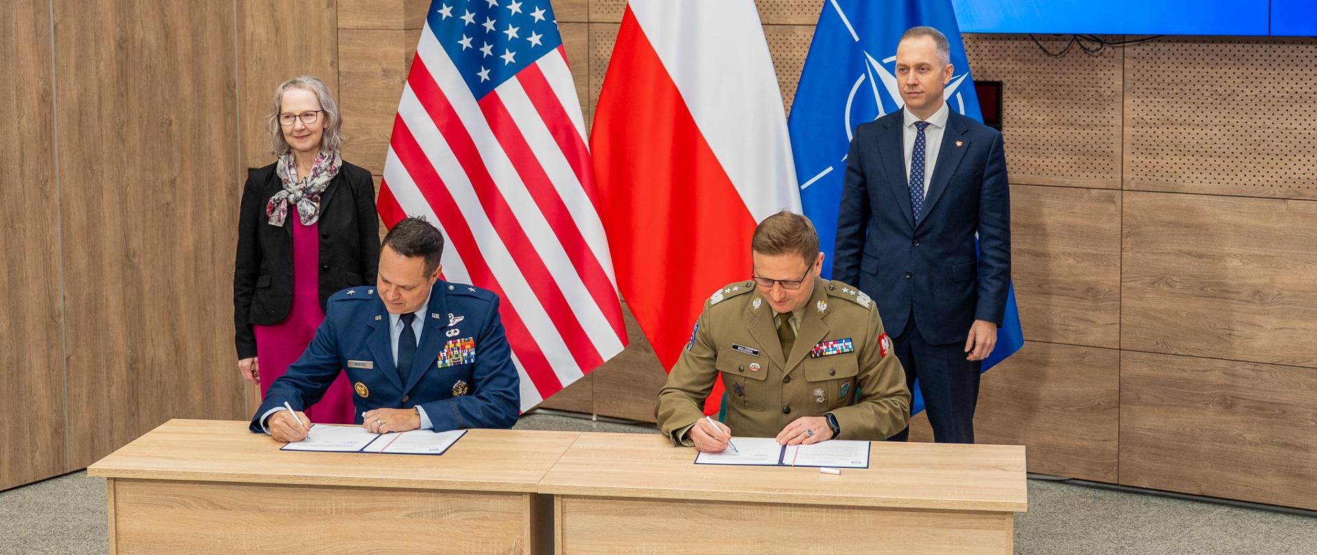 12 stycznia 2026 r. w Legionowie Cezary Tomczyk sekretarz stanu w MON wział udział w podpisaniu Listu Intencyjnego pomiędzy Dowództwem Komponentu Wojsk Obrony Cyberprzestrzeni (DKWOC) i Dowództwem Stanów Zjednoczonych w Europie (USEUCOM) w celu pogłębienia zaawansowanego partnerstwa w cyberprzestrzeni. List intencyjny podpisali: gen. dyw. Karol Molenda (Dowódca Komponentu Wojsk Obrony Cyberprzestrzeni) oraz gen. bryg. Mathew Wenthe (Zastępca Dyrektora J3, USEUCOM). Fot. DKWOC