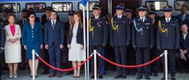 Na zdjęciu widoczna trybuna honorowa pod namiotem koloru granatowego zaproszeni goście strażacy PSP i OSP w mundurach galowych.