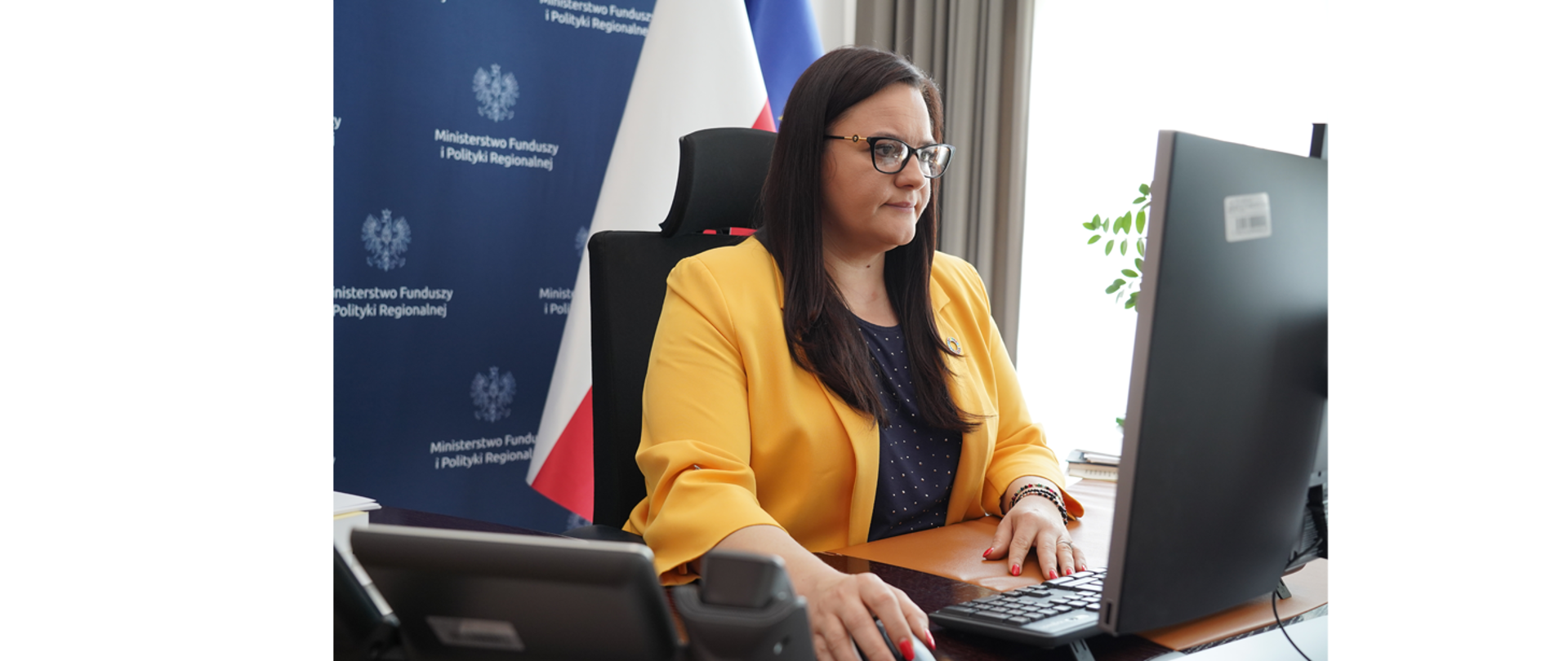 Wiceminister Małgorzata Jarosińska-Jedynak przed monitorem