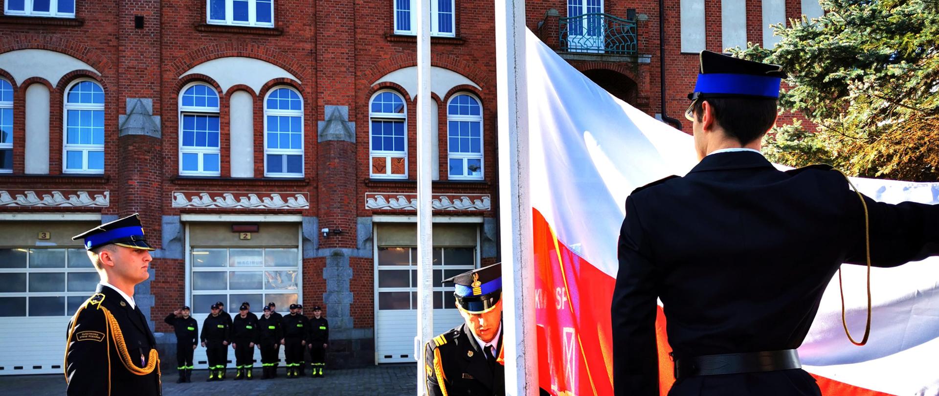 Uroczyste podniesienie Flagi w jednostkach Państwowej Straży Pożarnej