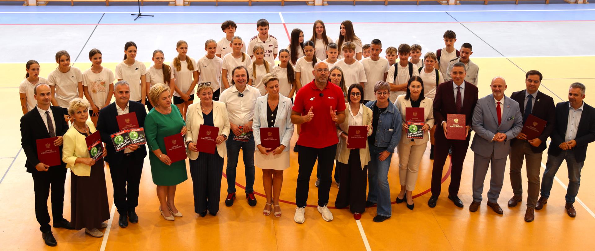 Wręczenie decyzji o przyznaniu dofinansowania na modernizację zapleczy szatniowo-sanitarnych przy obiektach sportowych