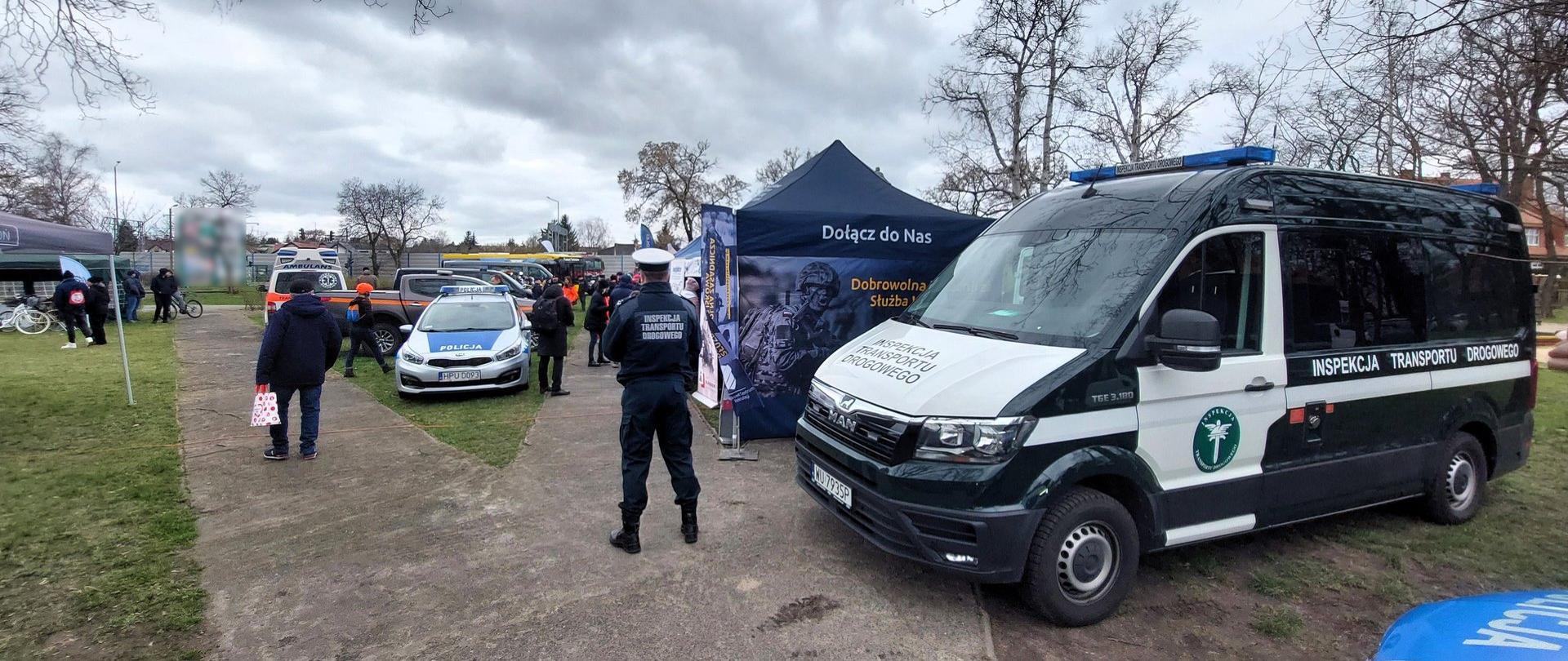 Inspektorzy wraz ze swoim wozem patrolowym zaprezentowali się mieszkańcom podpoznańskiego Lubonia 