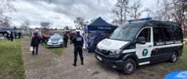 Inspektorzy wraz ze swoim wozem patrolowym zaprezentowali się mieszkańcom podpoznańskiego Lubonia 