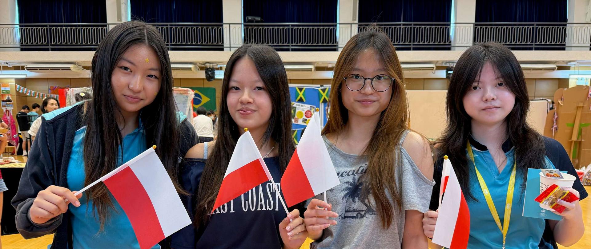 Uczennice ze szkoły Nord Anglia z polskimi flagami