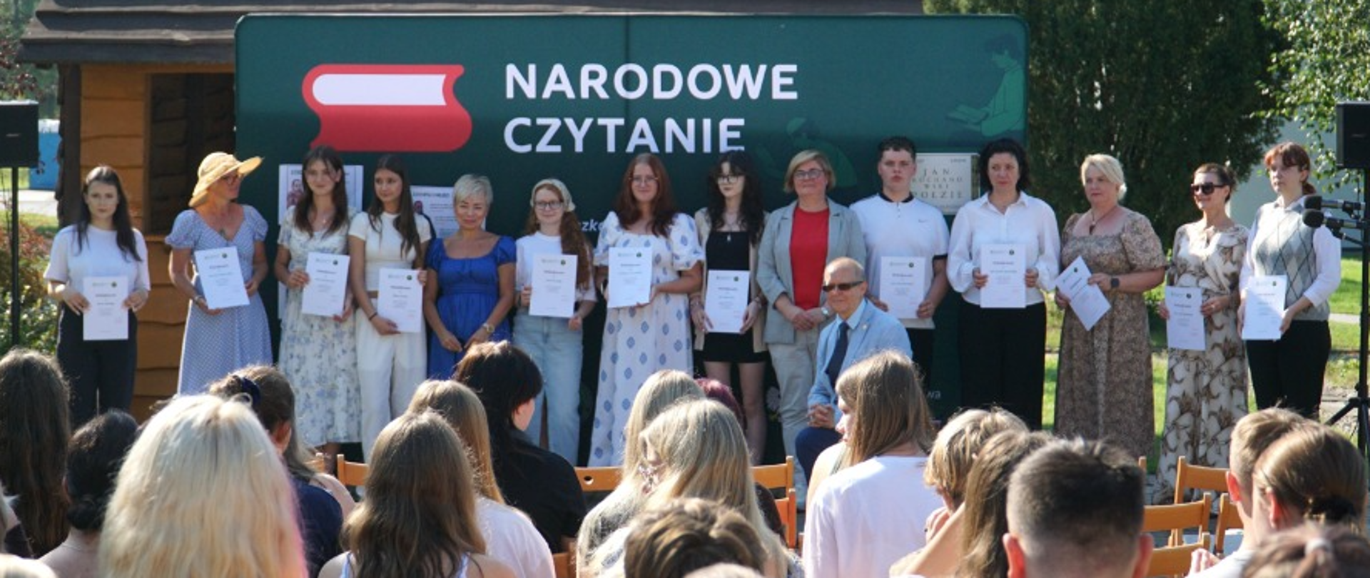 Zdjęcie grupowe osób zaangażowanych w organizacje Narodowego Czytania 