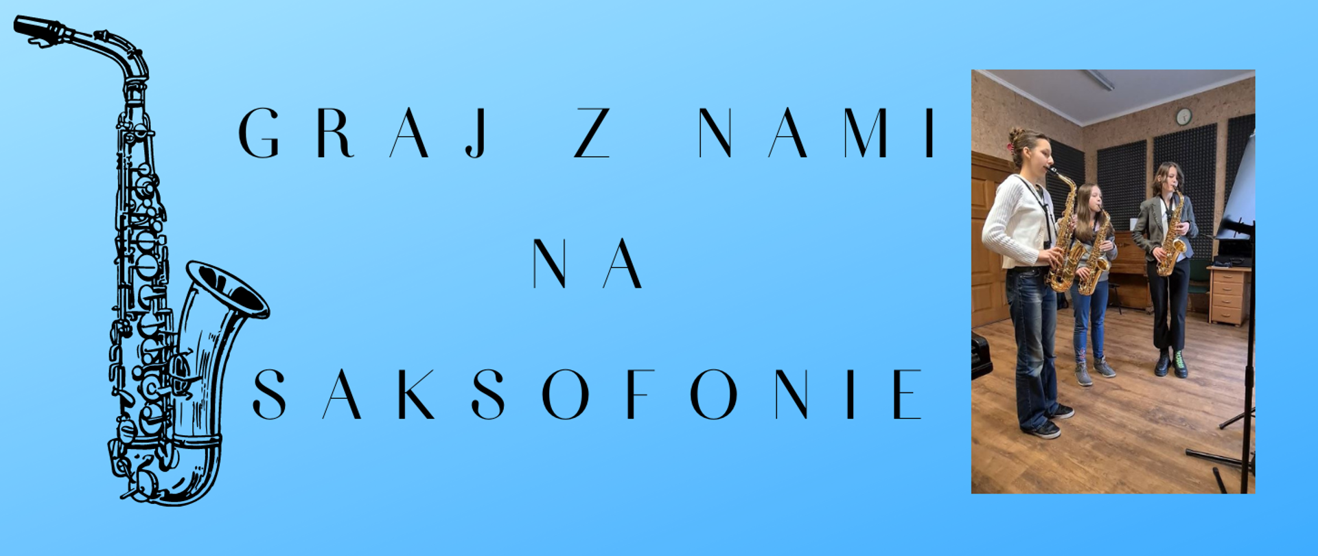 Plakat na niebieskim tle, z grafiką saksofonu po lewej stronie, tekstem "graj z nami na saksofonie"