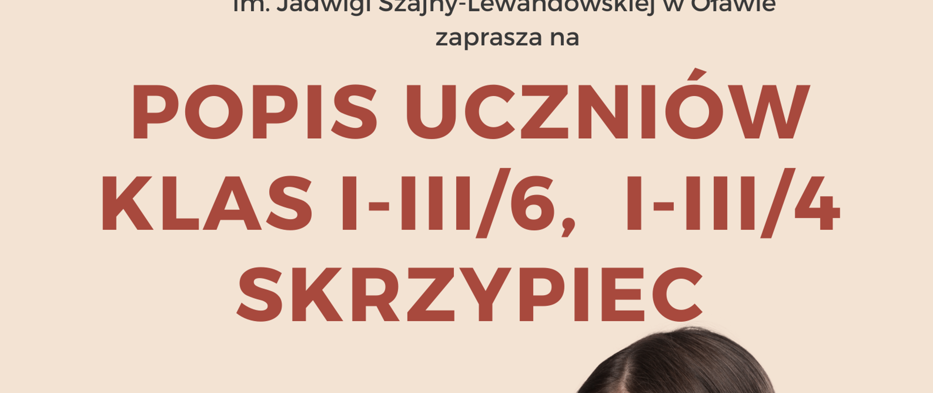 Plakat na beżowym tle. Na środku strony informacje o terminie i miejscu popisu klas I - III/6 i I - III/4 skrzypiec Pani Marii Surówki. W prawym dolnym rogu dziewczynka w białej koszuli stoi i gra smyczkiem na brązowych skrzypcach. 