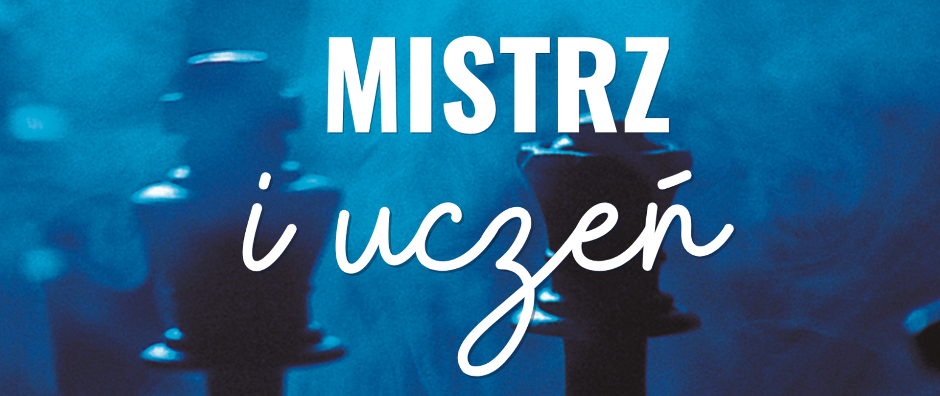 Grafika plakatu to na pierwszym planie dwa pionki na szachownicy spowite w mgle. Na drugim palnie rozmazane tło oraz fragmenty innych pionków. na plakacie znajdują się następujące informacje: z lewej strony w górnym rogu logo szkoły, obok pełna nazwa szkoły Państwowa Szkoła Muzyczna I i II st. im. Fryderyka Chopina w Nowym Targu, następnie Koncert Młodej Podhalańskiej Filharmonii. Dalej pełna nazwa wydarzenia: Mistrz i uczeń. Dalej informacja , że na jednej scenie wystąpią nauczyciele i uczniowie. Na samym dole plakatu data i miejsce koncertu: 27 marca ( czwartek) 2025 r. sala koncertowa PSM godz. 18.00