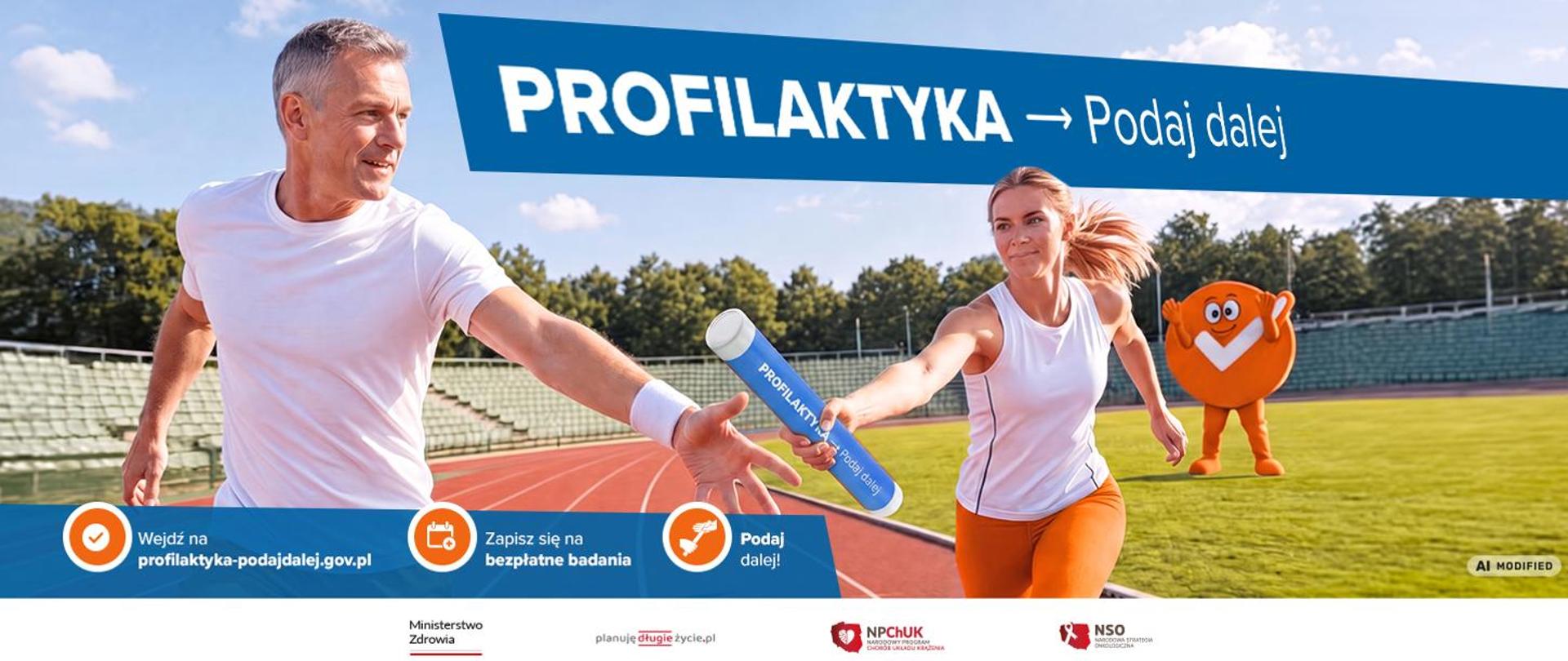 Napis profilaktyka podaj dalej. Kobieta ubrana na sportowo podaje mężczyźnie pałeczkę z napisem profilaktyka podaj dalej. Wszystko dzieje się na boisku. Podana jest strona internetowa profilaktyka-podajdalej.gov.pl. Zapisz się na bezpłatne nadania. Ministerstwo Zdrowia, planuję długie życie, NPChUK, NSO.