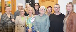 Grono pedagogiczne pozuje do wspólnego zdjęcia