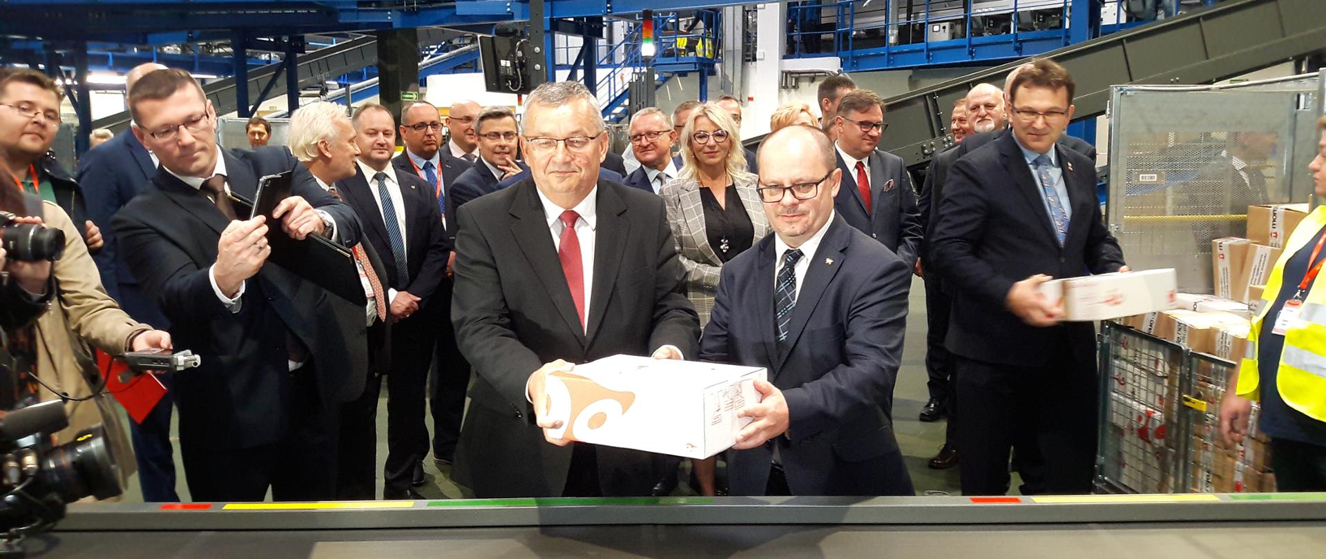 Minister Andrzej Adamczyk w nowo otwartej sortowni w Zabrzu