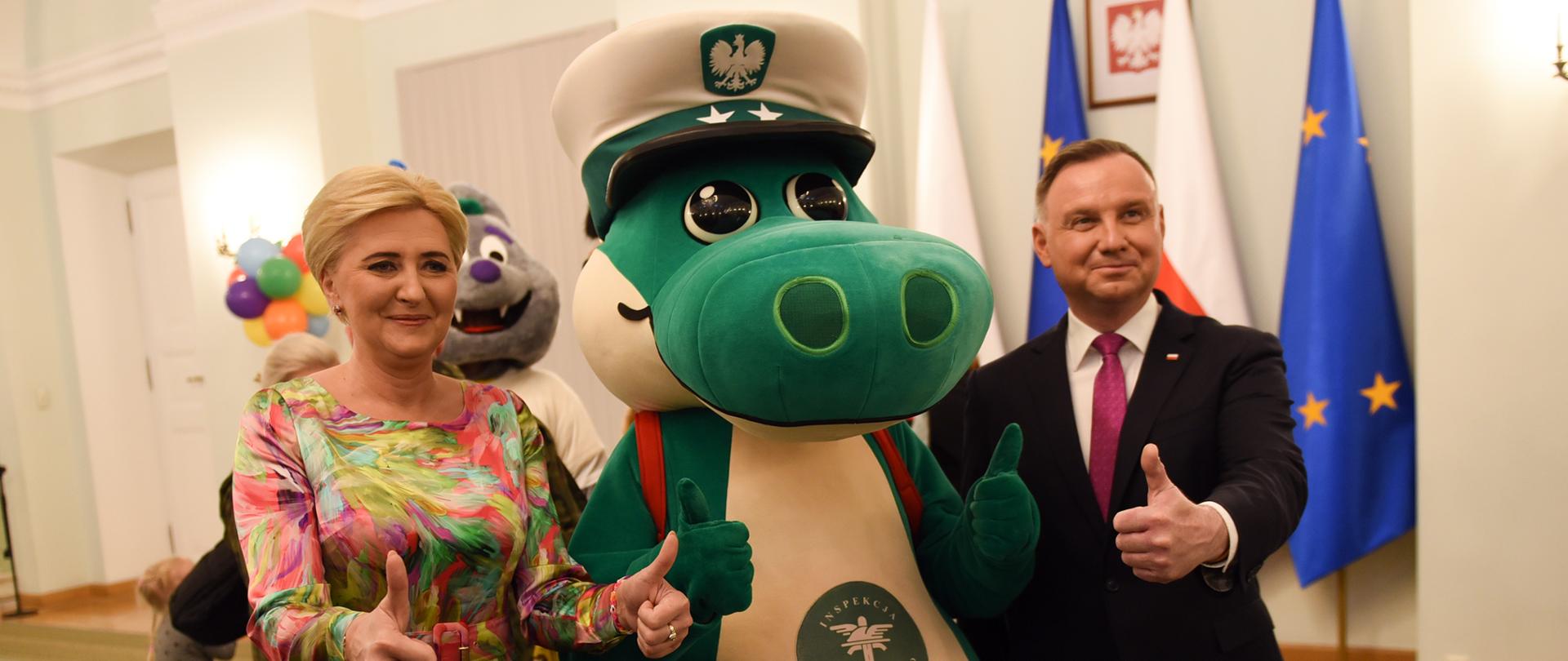Od lewej strony stoją: Pierwsza Dama Agata Kornhauser-Duda, Krokodylek Tirek i Prezydent RP Andrzej Duda.