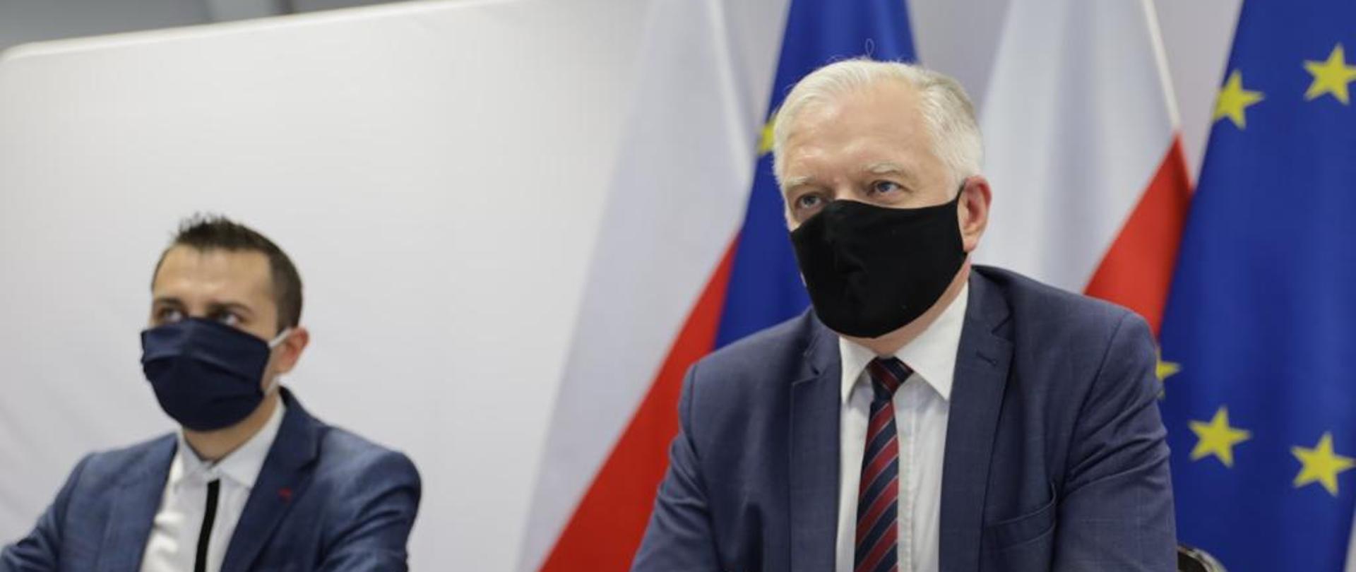 Wicepremier Jarosław Gowin podczas konsultacji z branżą narciarską.