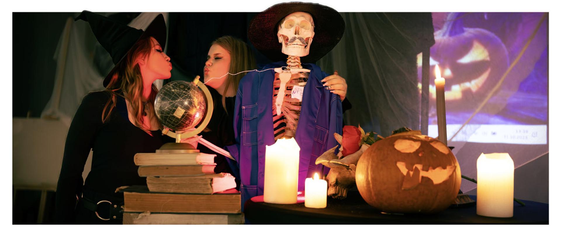 31 października w PLSP zaroiło się od haloweenowych przebierańców! Młodzież i nauczyciele wspólnie bawili się w szkolnej auli podczas konkursu na najciekawsze przebranie. Pomysłowość uczniów nie miała granic. Można było spotkać postacie z baśni i kreskówek, antycznych filozofów, bohaterów lektur, a nawet personifikację znanych sklepów! 