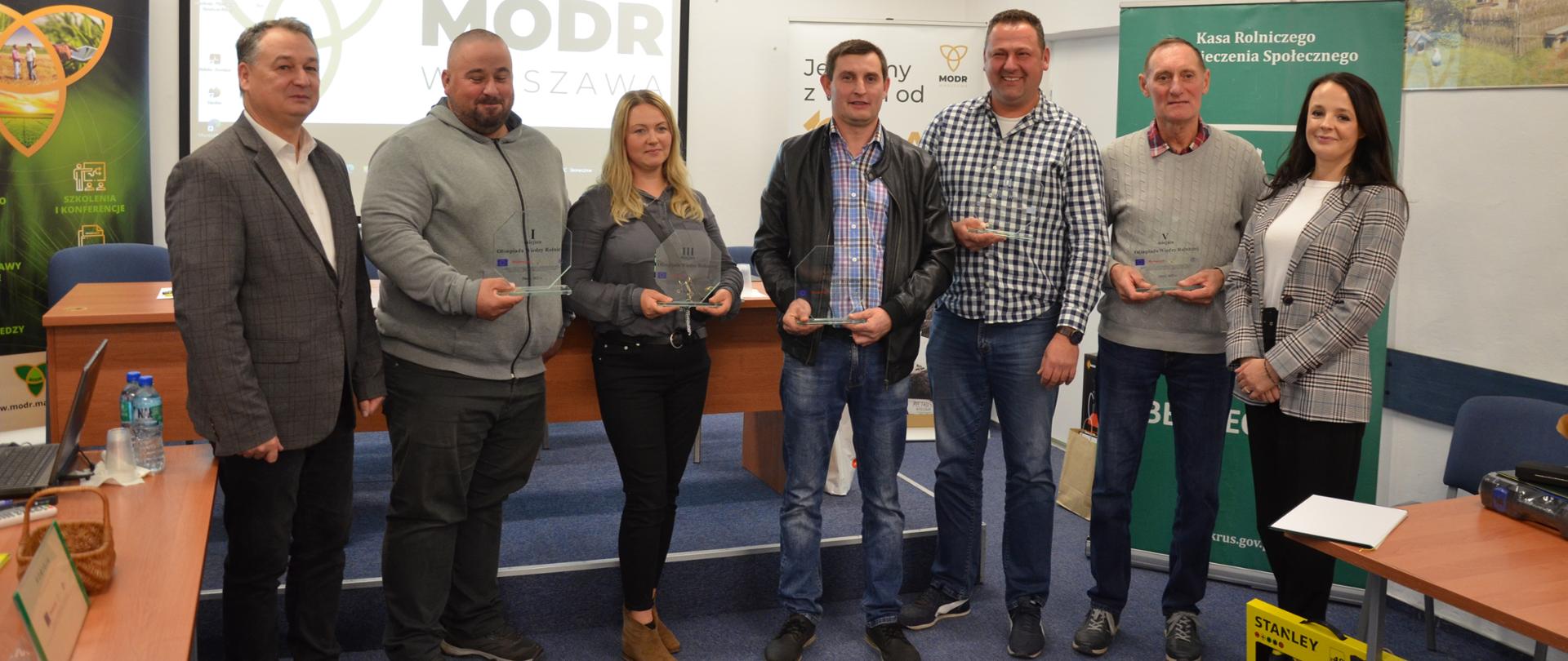 grupa osób stoi trzymaj nagrody