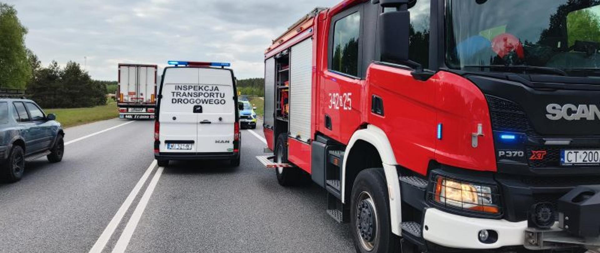 Inspektorzy Transportu Drogowego na miejscu wypadku