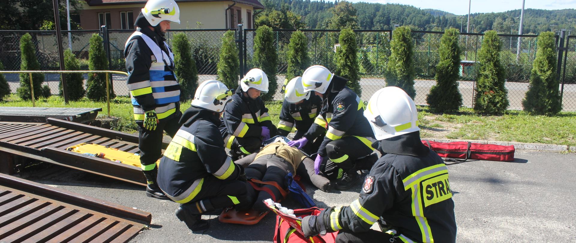 zdjęcie przedstawia realizację części praktycznej szkolenia kierujących działaniem ratowniczym dowódców OSP.

