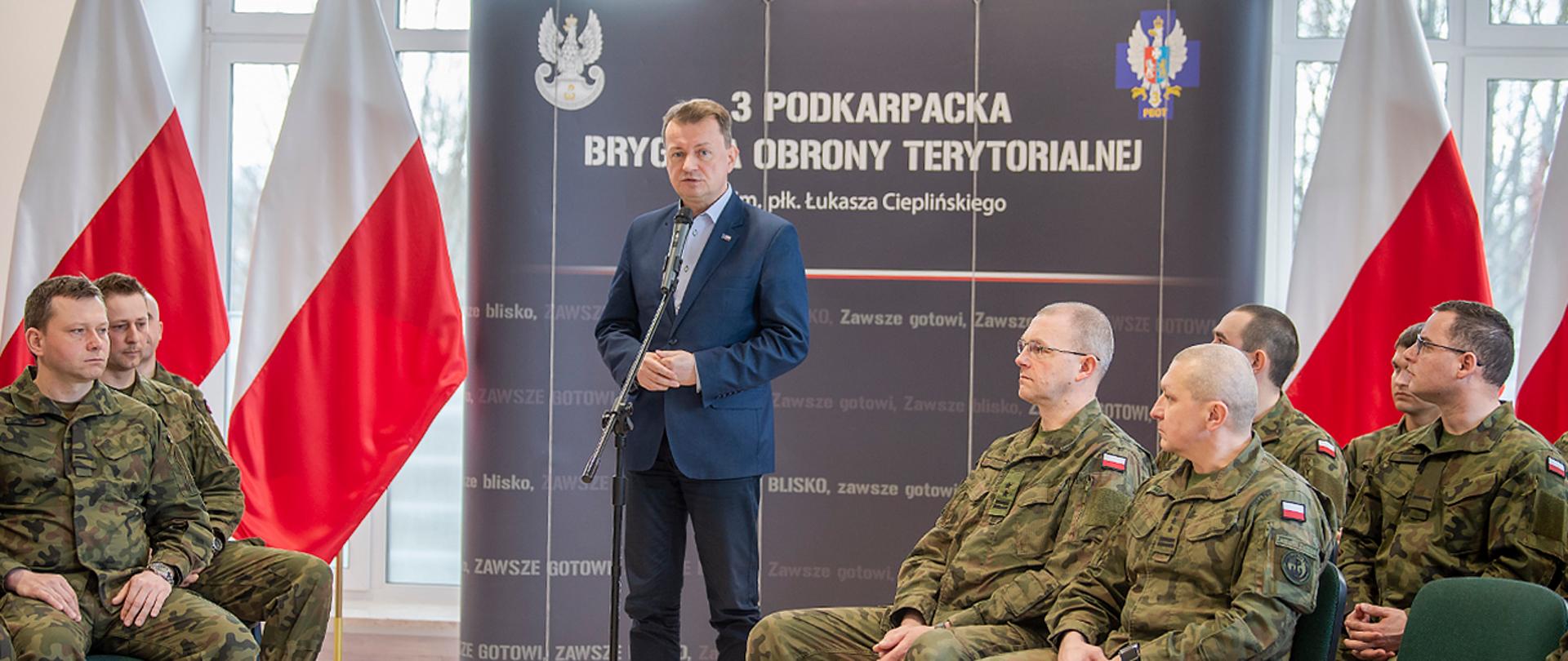 27 marca br. szef MON spotkał się z żołnierzami i kadrą dowódczą 3. Podkarpackiej Brygady Obrony Terytorialnej. Spotkanie dotyczące m. in. działań podejmowanych w celu zwiększenia liczebności Wojska Polskiego odbyło się w nowo wyremontowanej Wojskowej Komendzie Uzupełnień w Sanoku. 