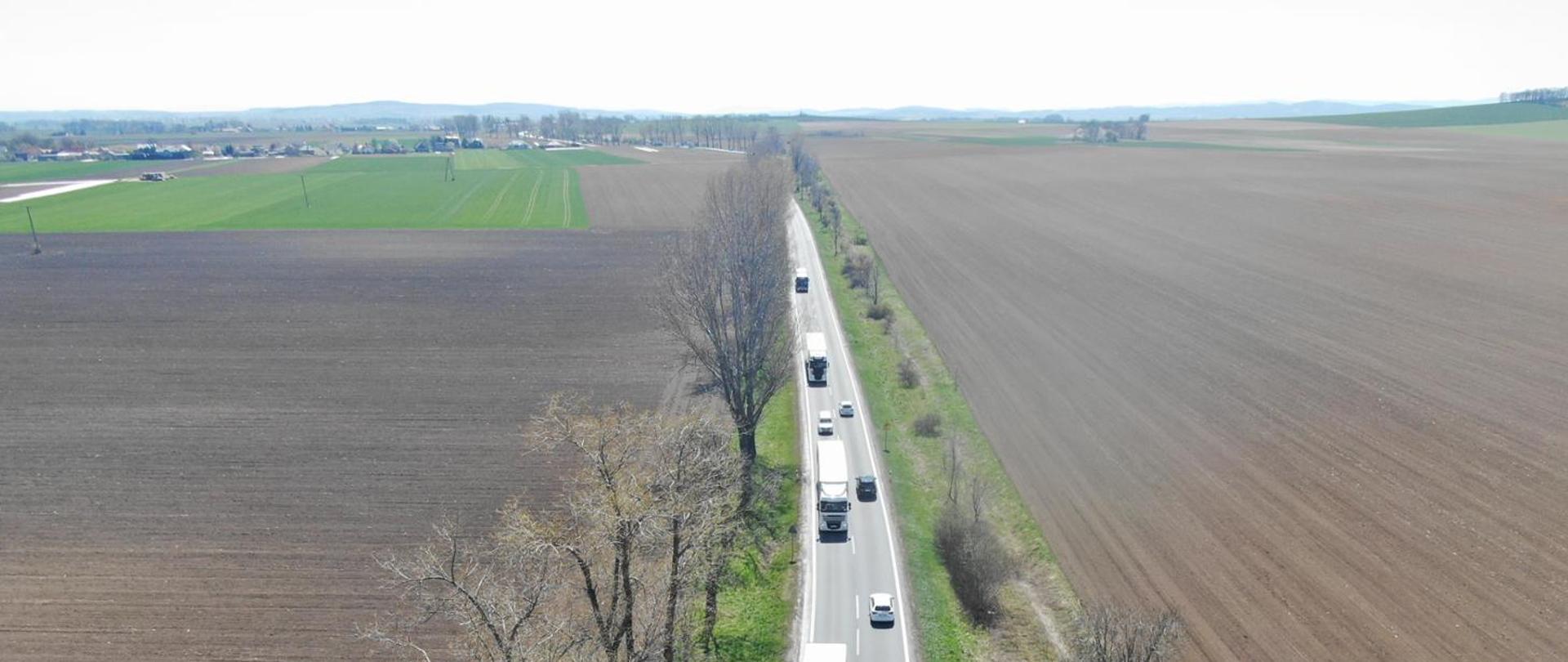 Na zdjęciu ruch pojazdów na istniejącej drodze krajowej nr 8. Ujęcie lotnicze.