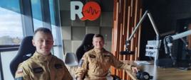Na zdjęciu widoczni są funkcjonariusze Państwowej Straży Pożarnej w Ostrowcu Św. w studiu Radia Ostrowiec
