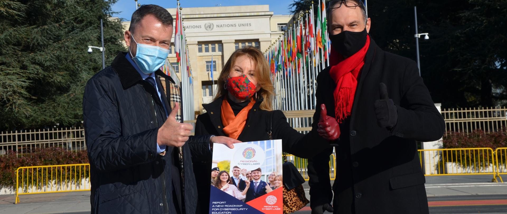 Trójka ludzi pokazująca opublikowany raport cyberlab