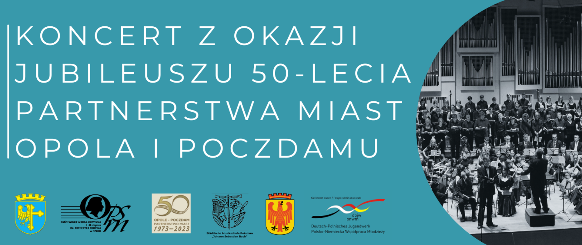 z prawej strony czarno-białe zdjęcie orkiestry młodzieżowej, z lewej strony informacje biały napis: koncert z okazji Jubileuszu 50-lecia Partnerstwa Miast Opola i Poczdamu, poniżej loga miasta Opole, Państwowej Szkoły Muzycznej I i II stopnia im. Fryderyka Chopina w Opolu, Jubileuszu 50-lecia Partnerstwa Miast, Städtische Musikschule Potsdam „Johann Sebastian Bach“, miasta Poczdam oraz Polsko-Niemieckiej Współpracy Młodzieży, całość na niebieskim tle