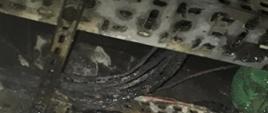 Na zdjęciu spalone przewody elektryczne w tunelu kablowym.